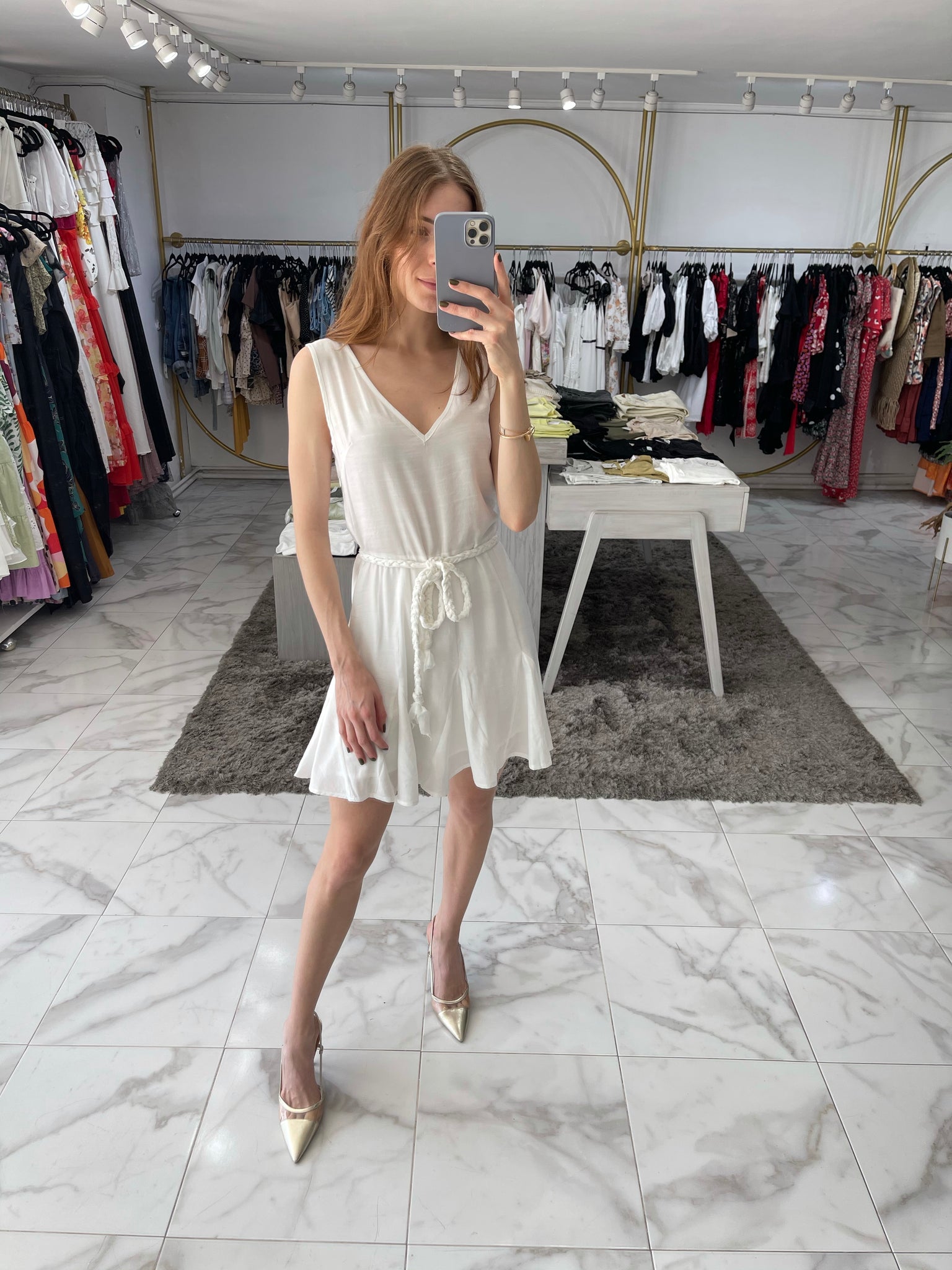 Vestido corto con cinto