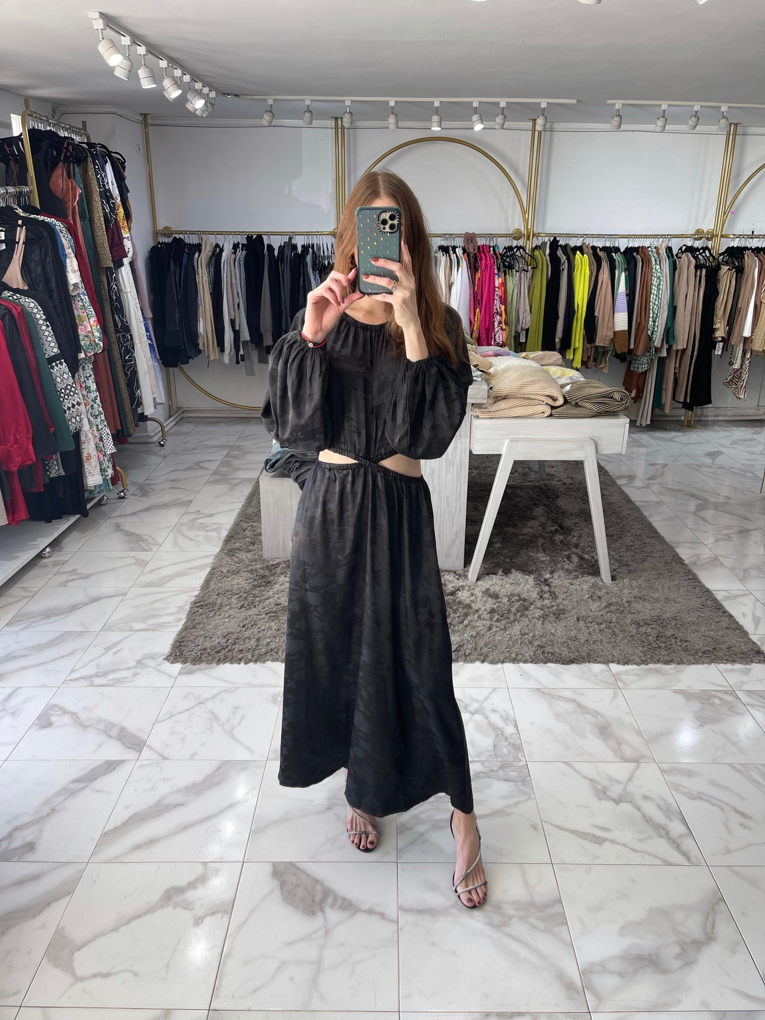 Vestido negro abierto