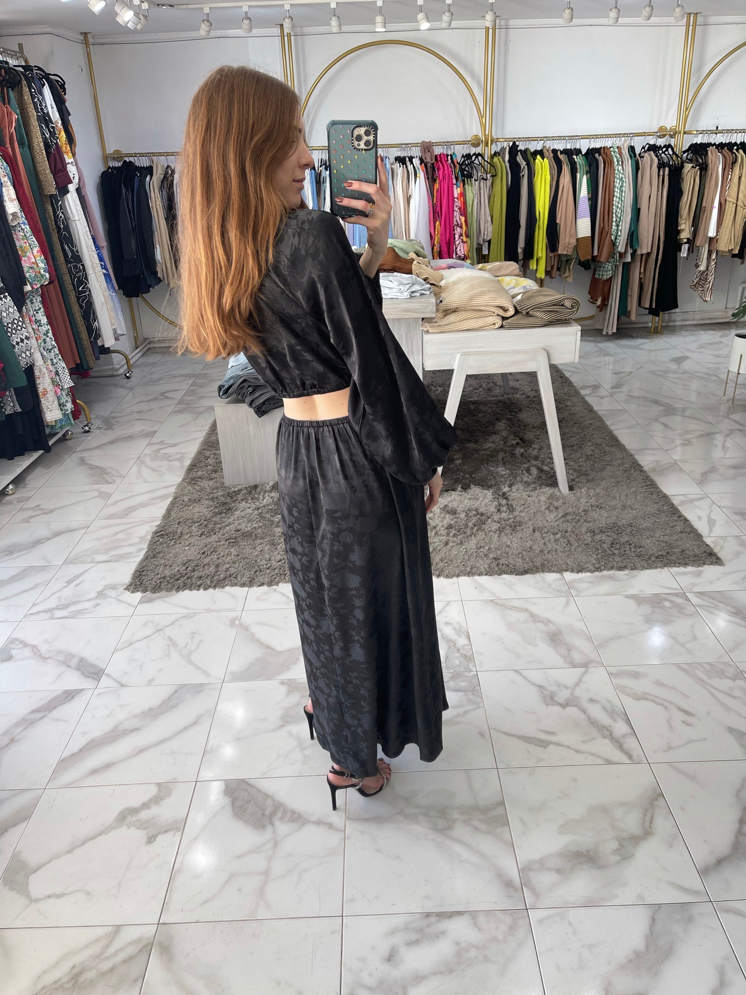 Vestido negro abierto