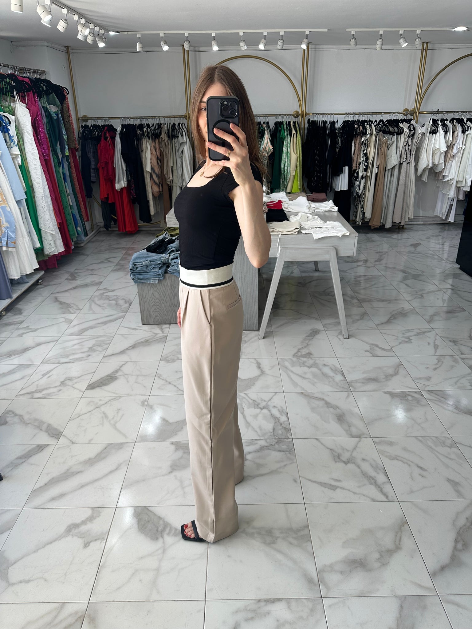 Pantalón beige elástico negro