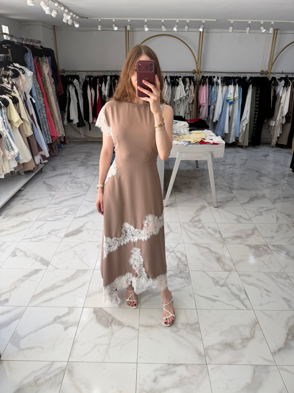 Vestido asimétrico con encaje