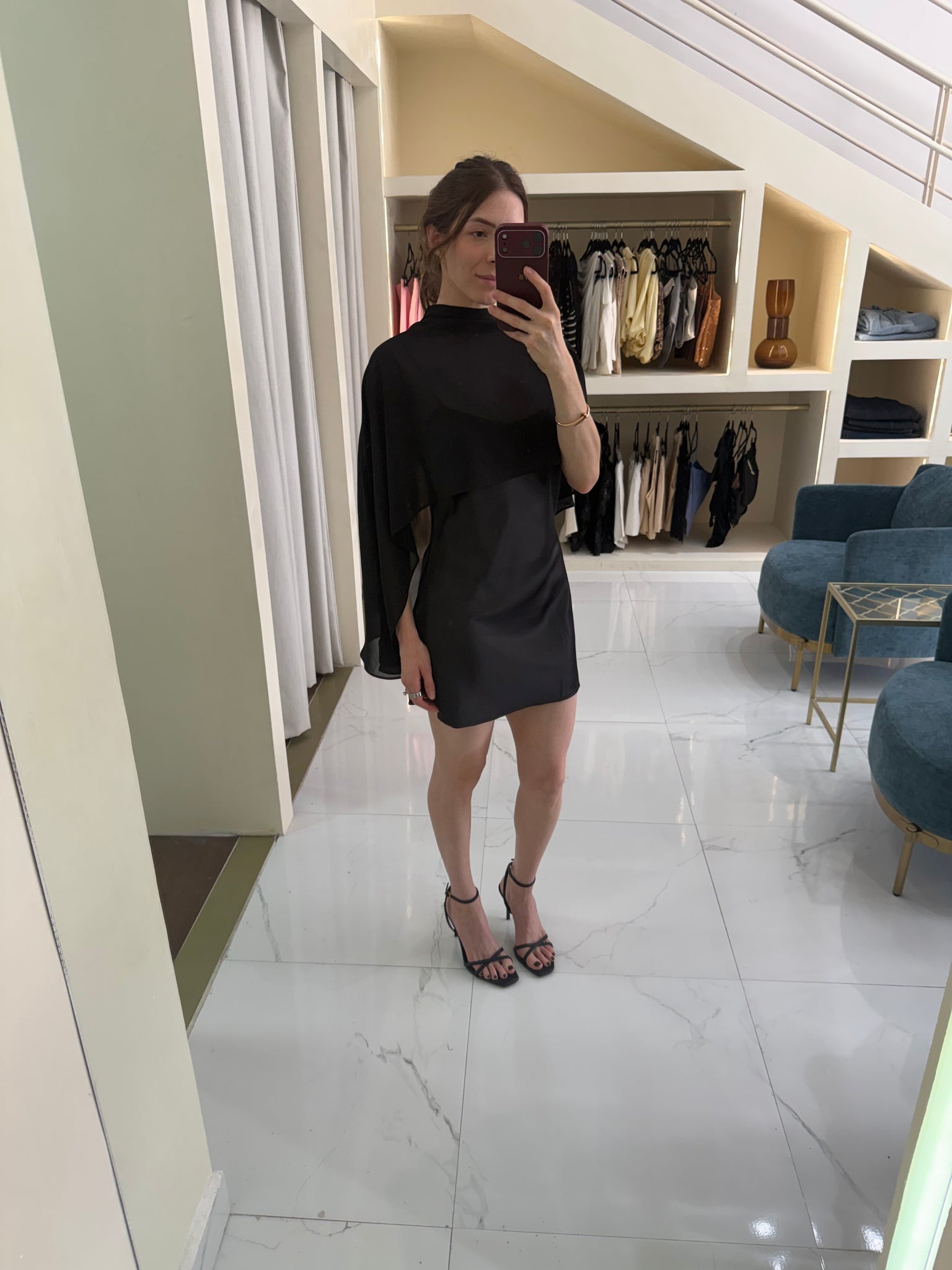 Vestido negro con capa
