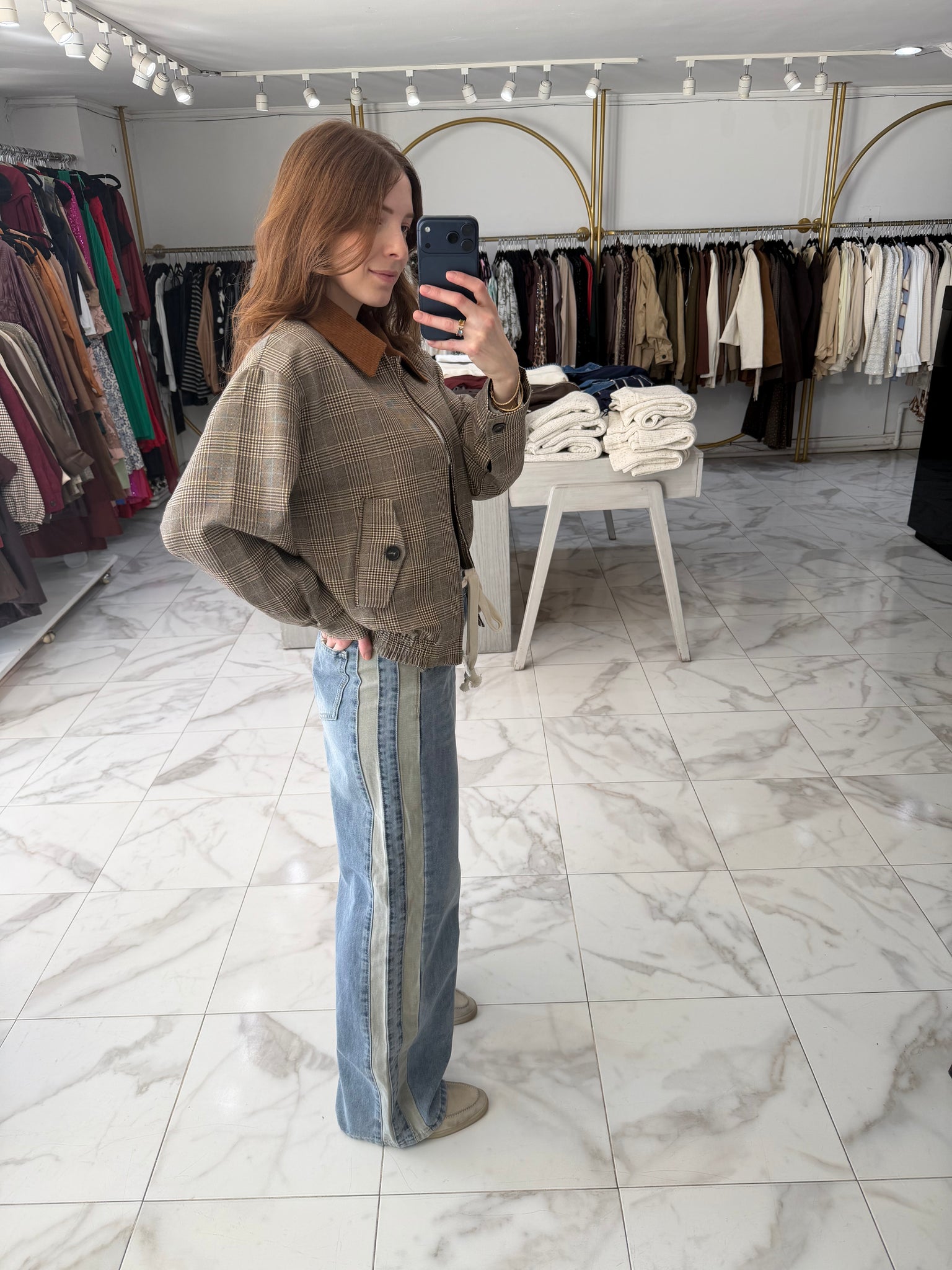 Jeans con rayas grises