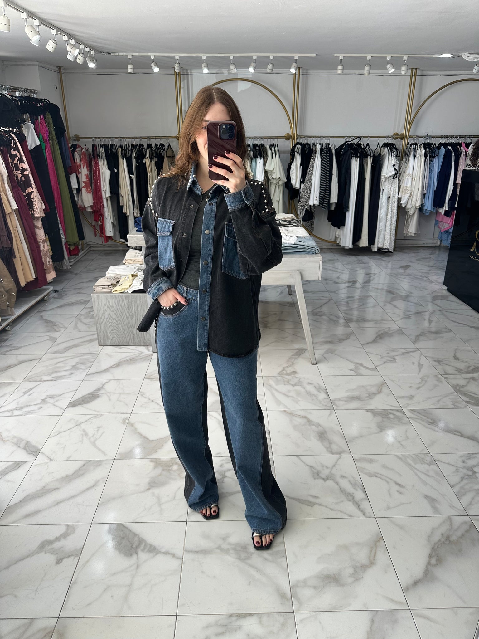 Denim con tachuelas