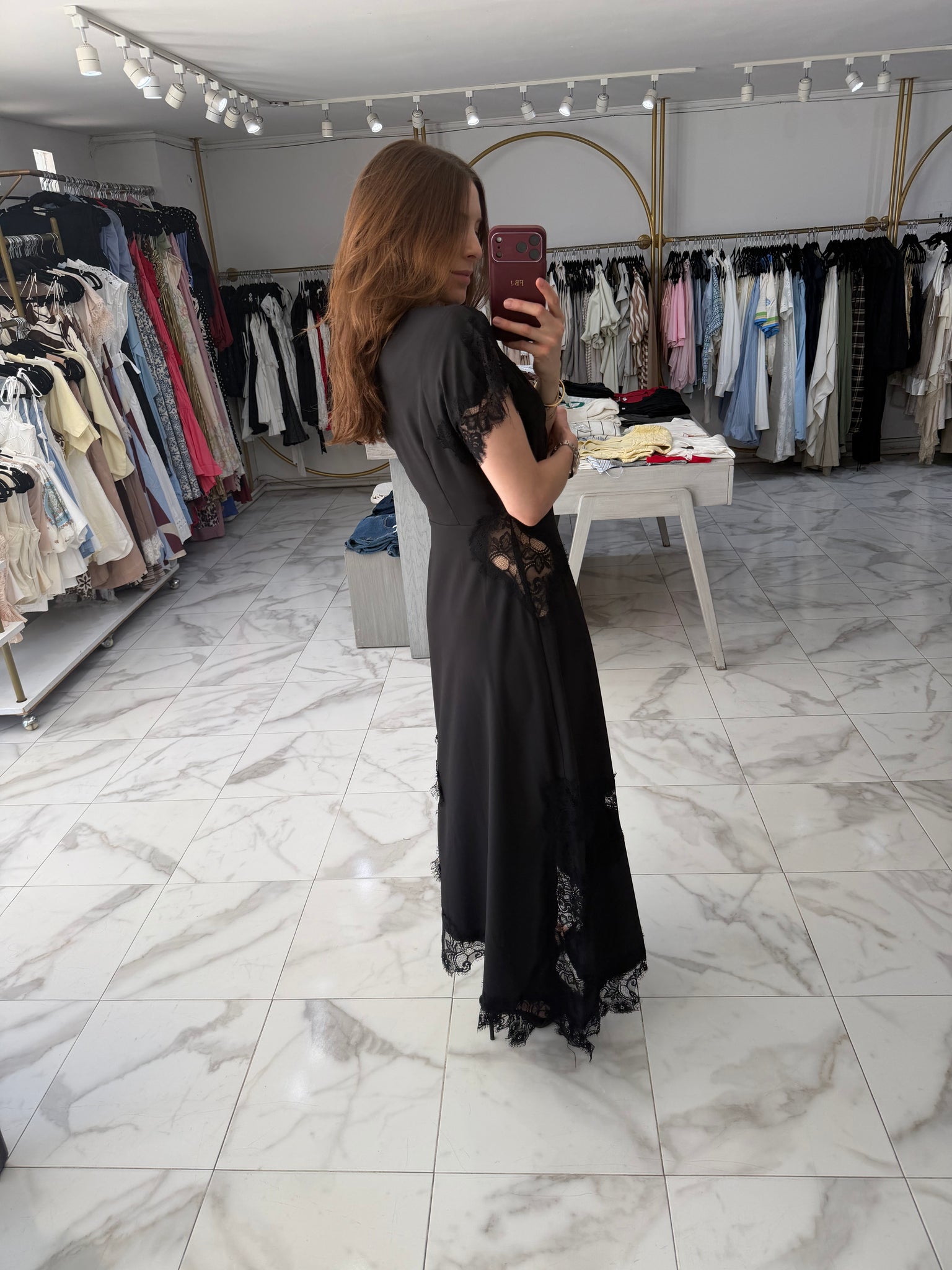 Vestido asimétrico con encaje