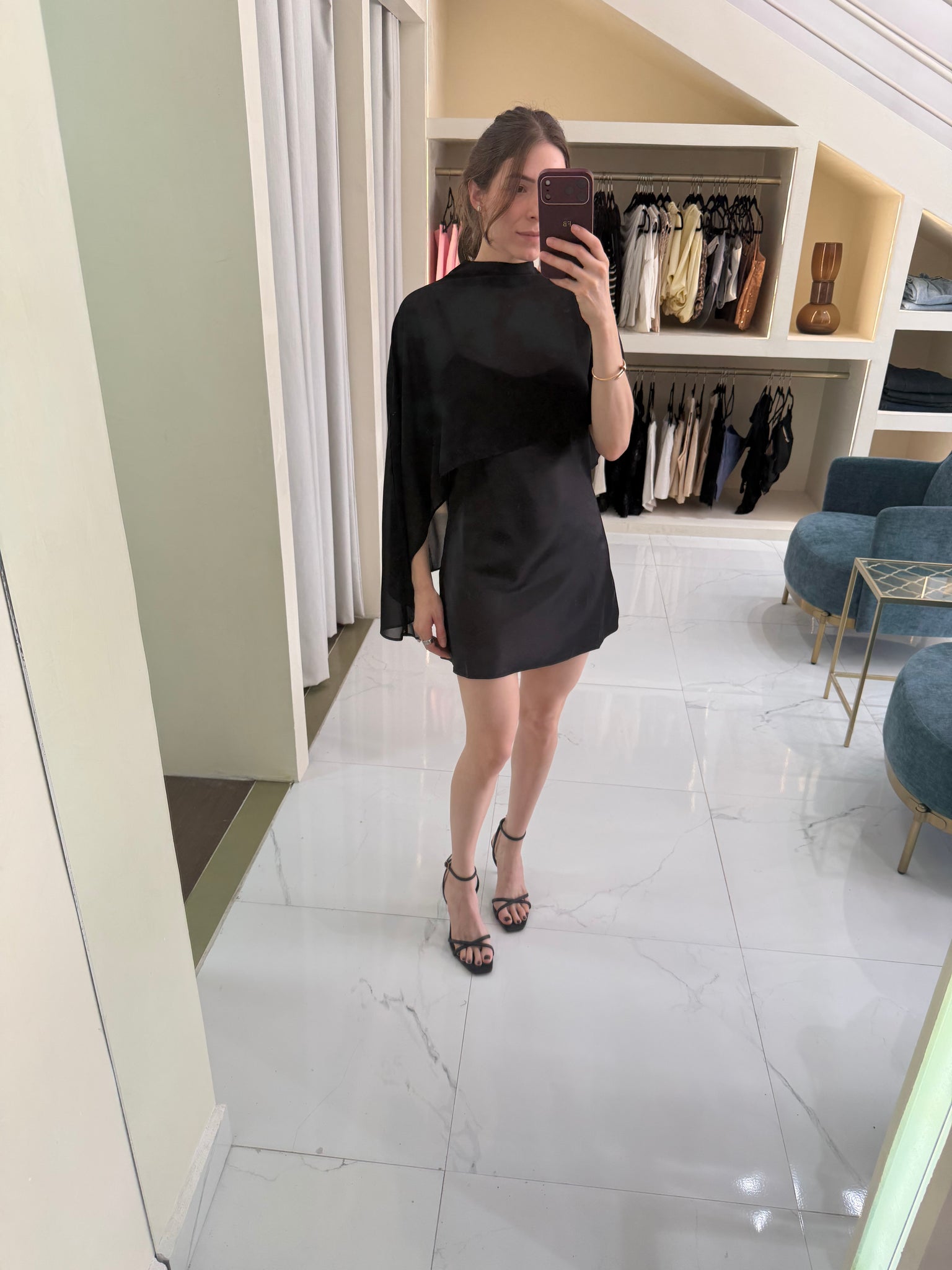 Vestido negro con capa