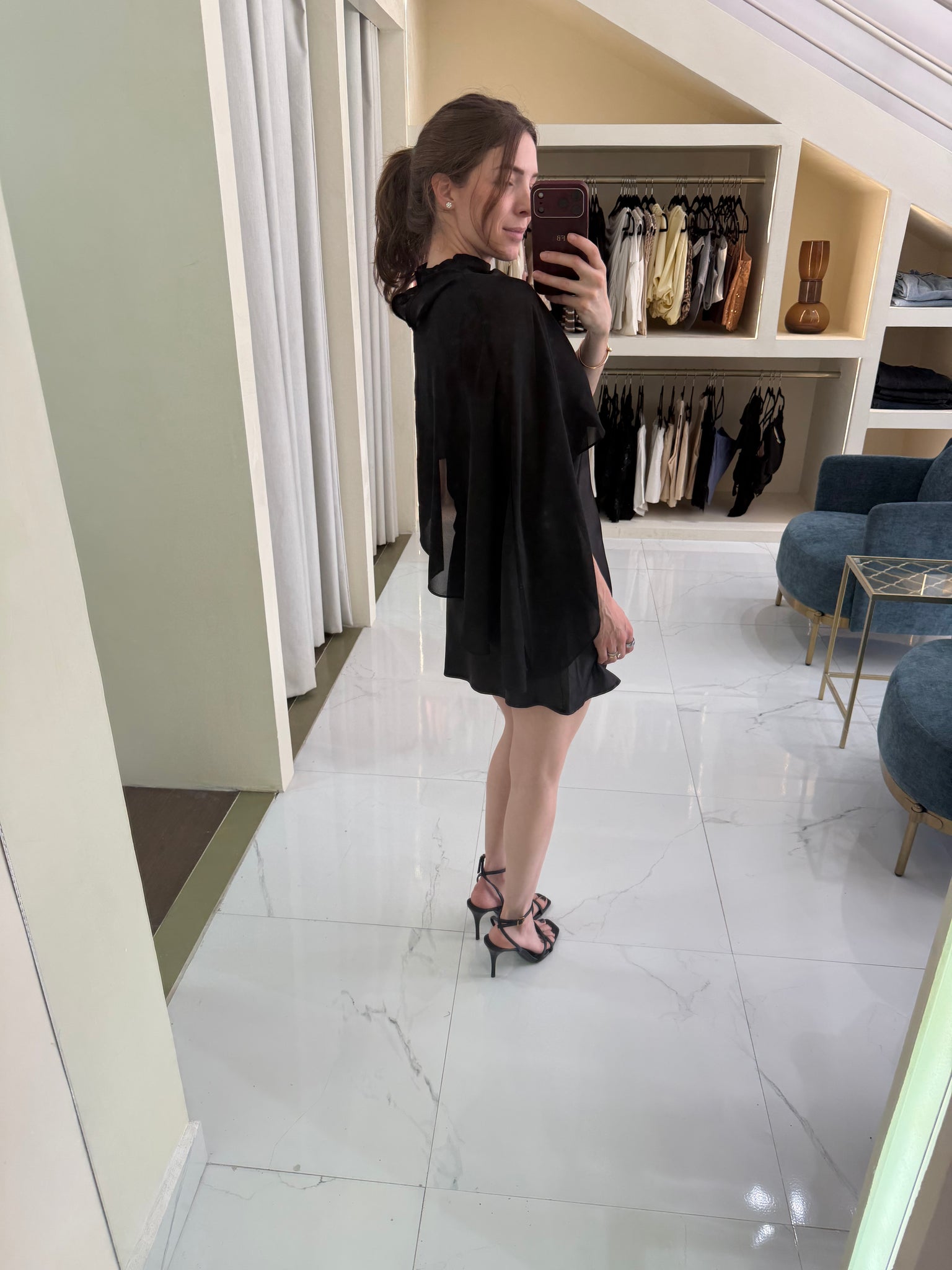 Vestido negro con capa