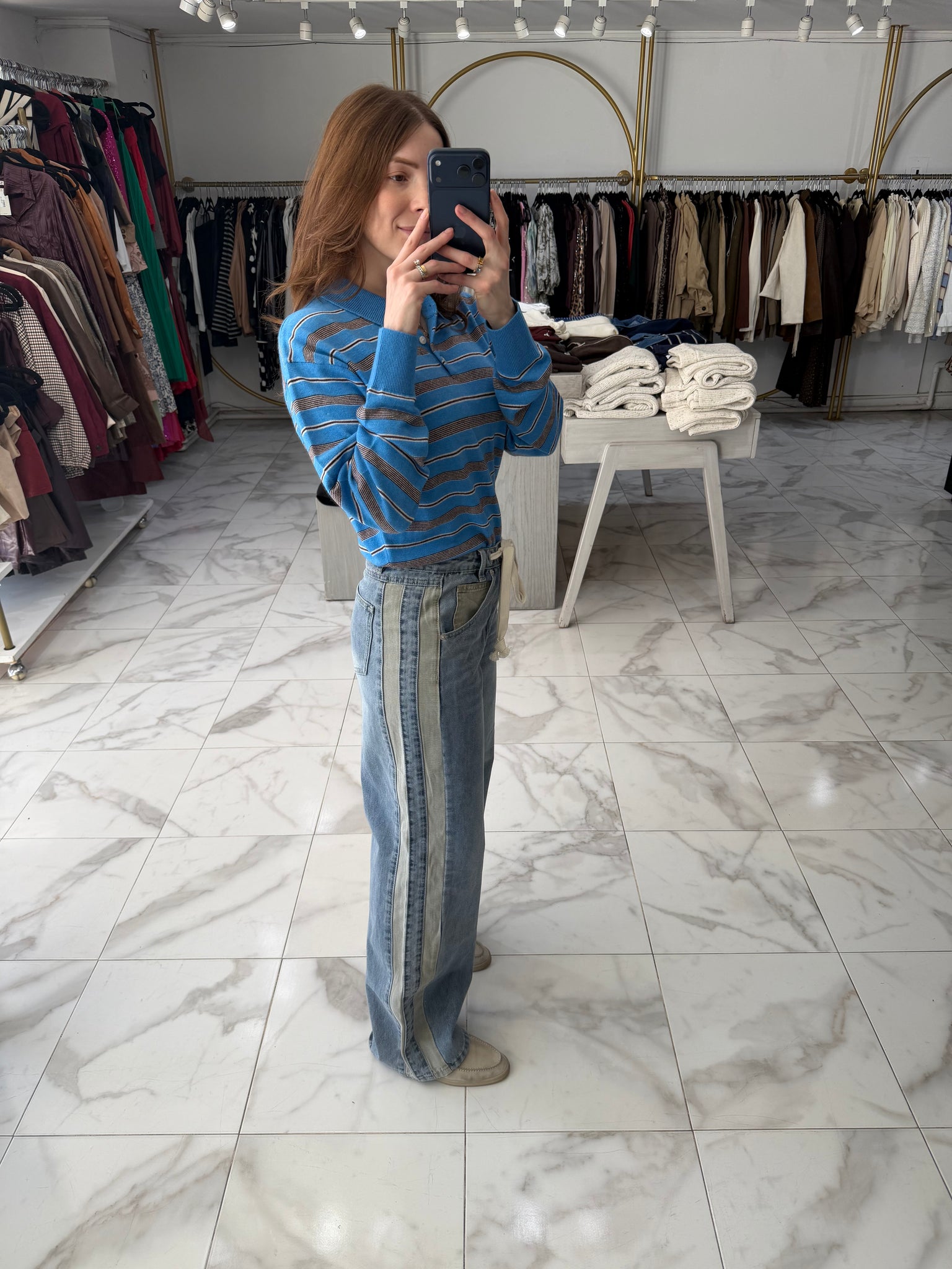 Jeans con rayas grises