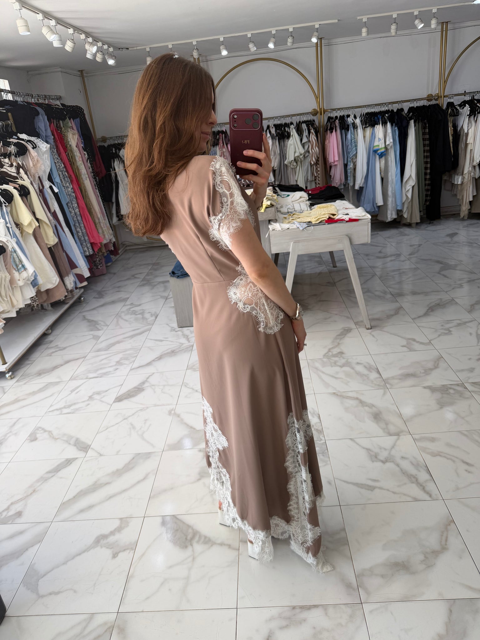 Vestido asimétrico con encaje
