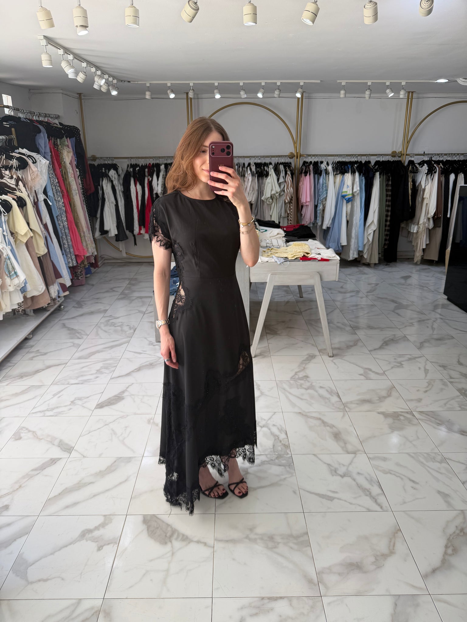 Vestido asimétrico con encaje