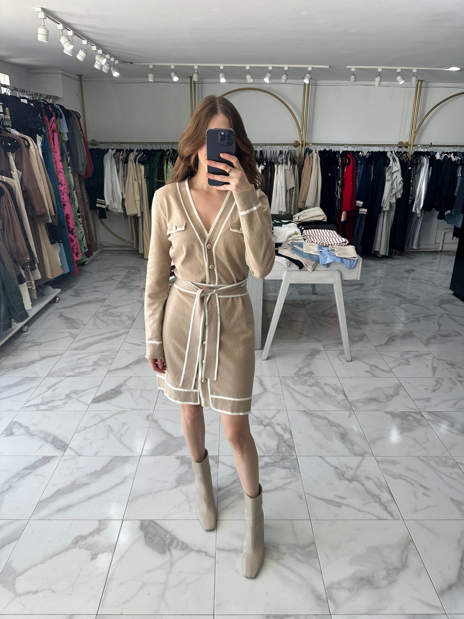 Vestido/cardigan nude