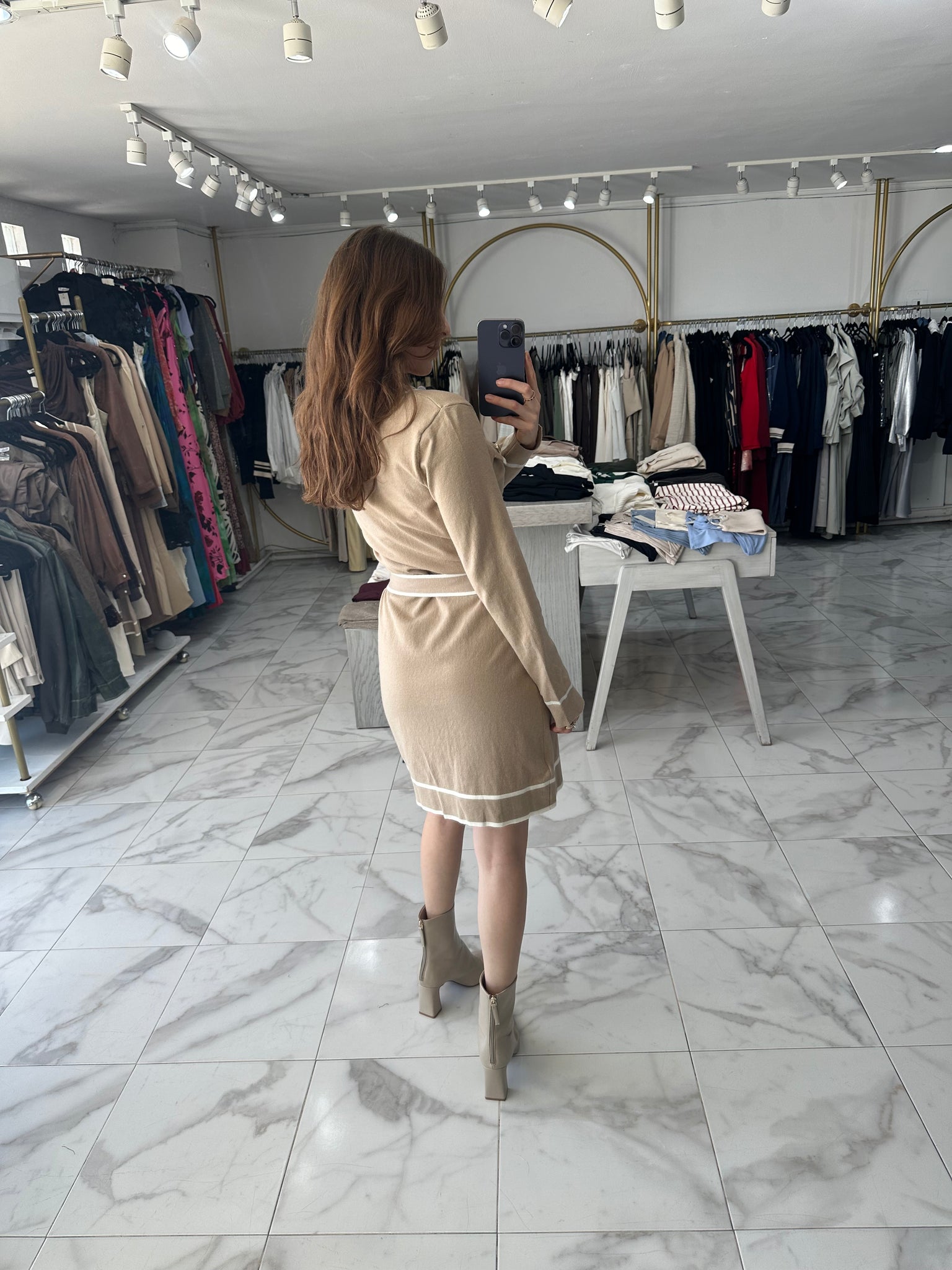 Vestido/cardigan nude