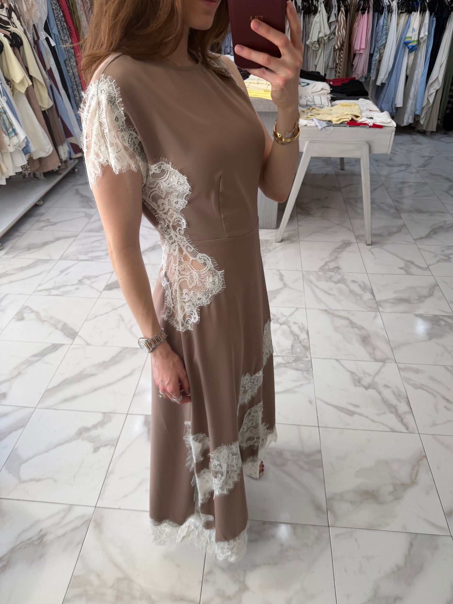 Vestido asimétrico con encaje